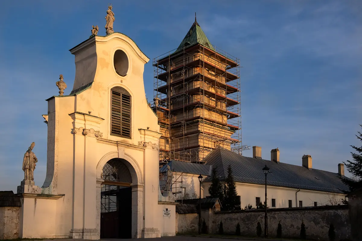 Rusztowanie na wieży zabytkowego obiektu sakralnego - realizacja JJG Rusztowania
