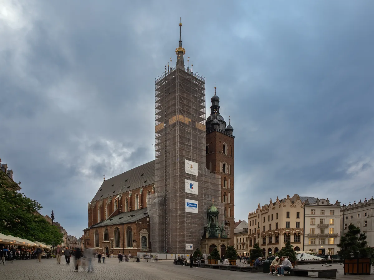 Rusztowanie przy renowacji zabytkowej wieży - realizacja JJG Rusztowania