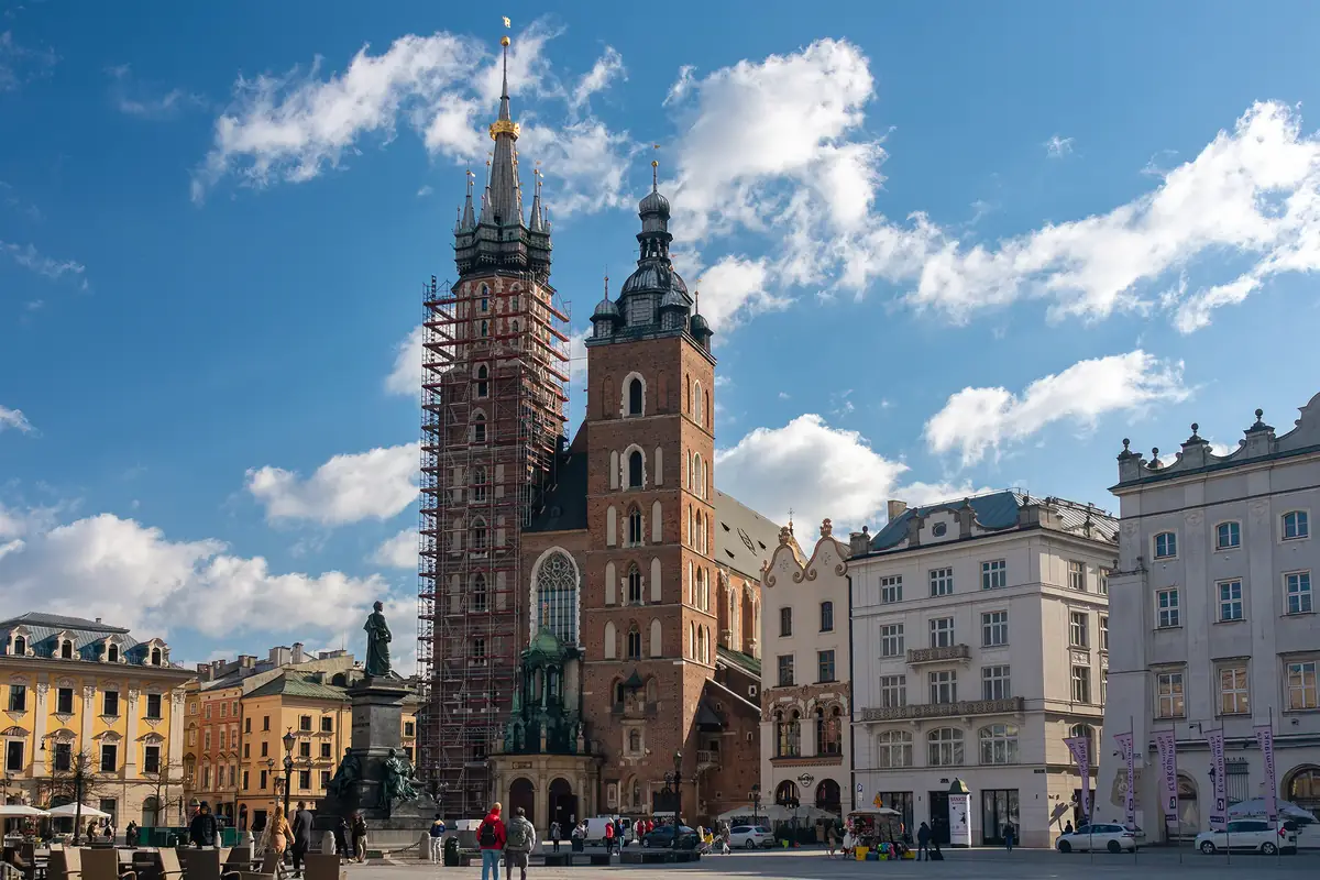 Rusztowanie na wieży kościoła podczas prac konserwatorskich - realizacja JJG Rusztowania