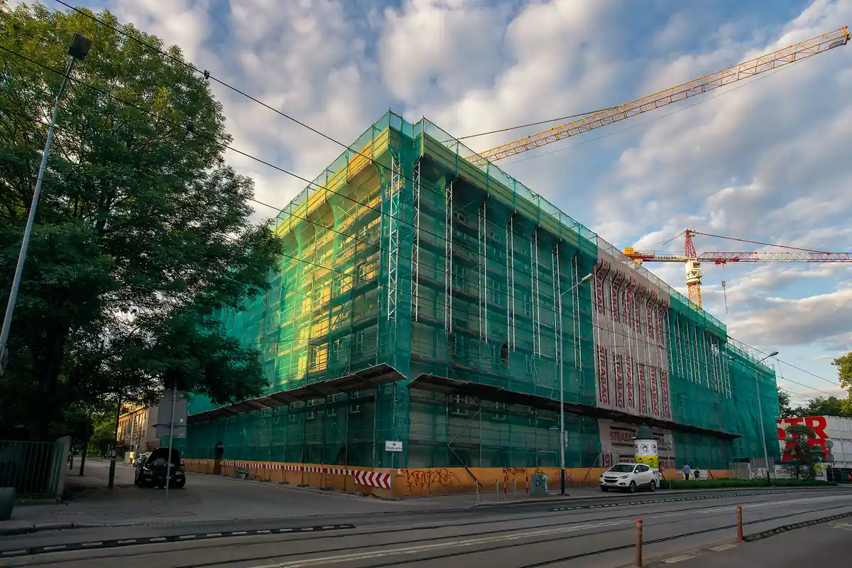 Montaż rusztowania elewacyjnego na budynku - realizacja JJG Rusztowania